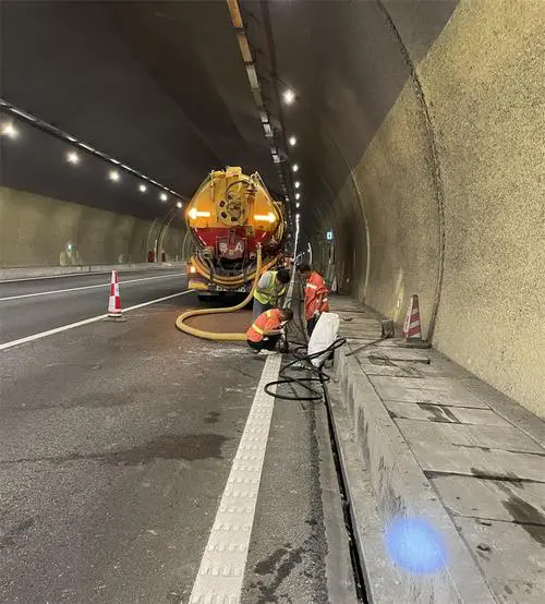 镇平隧道排水渠清淤